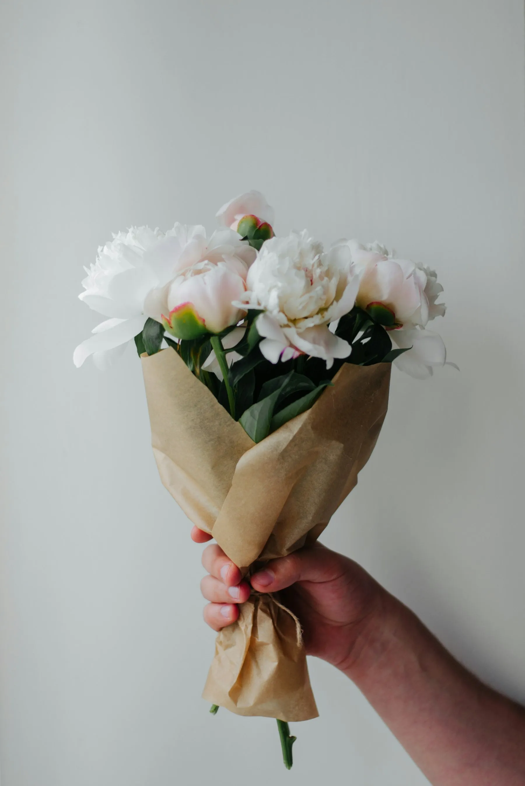 Weiße Rosen, in Packpapier gewickelt