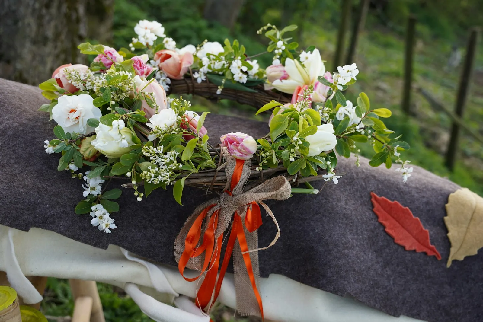 Blumenkranz mit Bändern auf einem Sarg