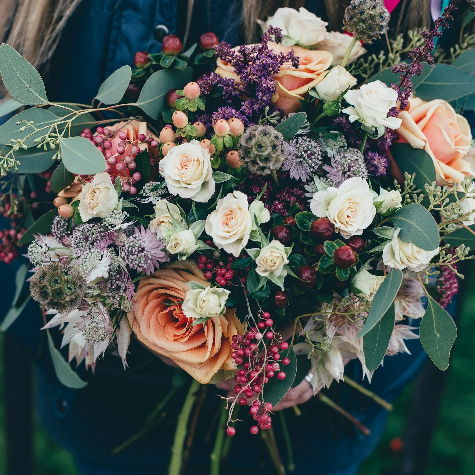 Üppiger gemischter Strauß mit Rosen und Wiesenblumen